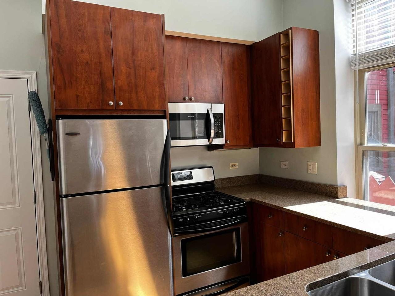 1342 N Claremont Ave #1R - Photo 6 of 13
