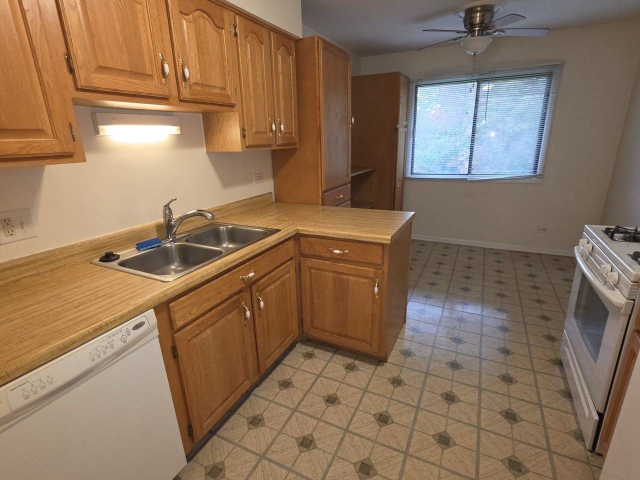 928 Surrey Dr #2B - Photo 3 of 12