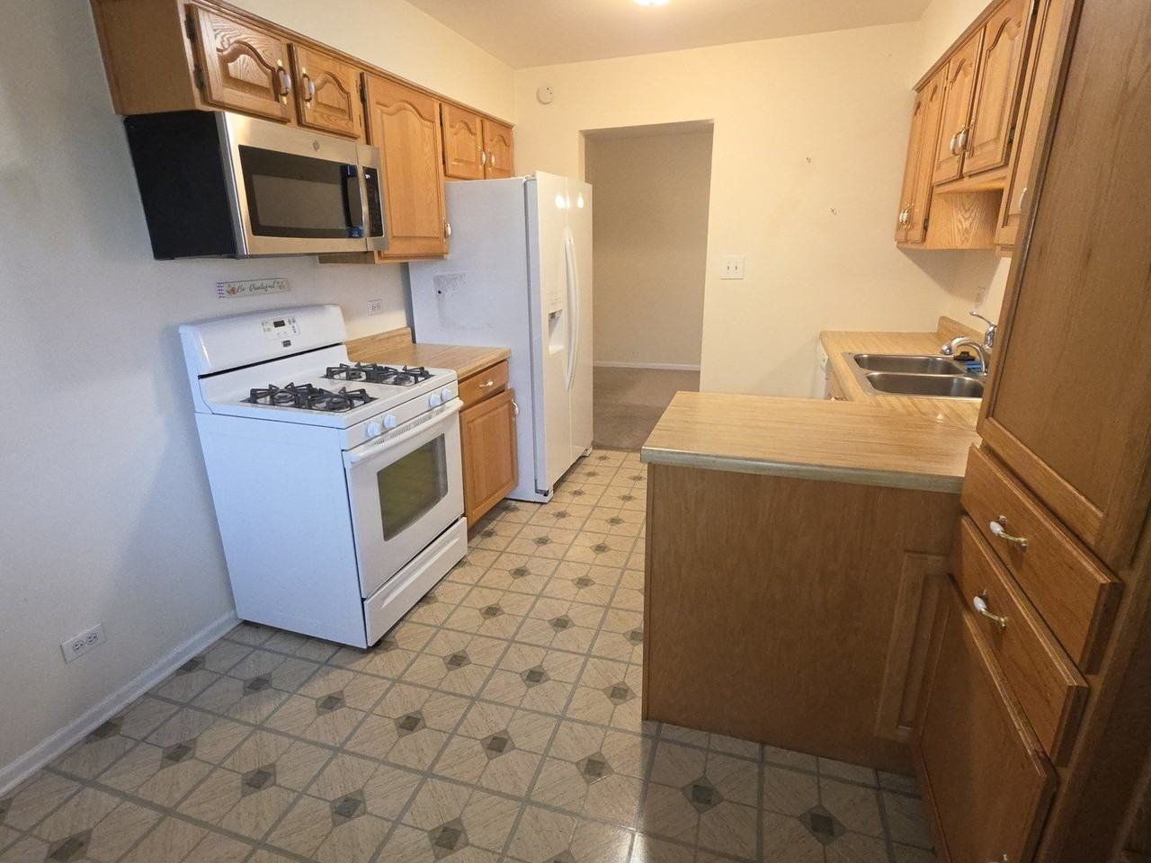 928 Surrey Dr #2B - Photo 4 of 12