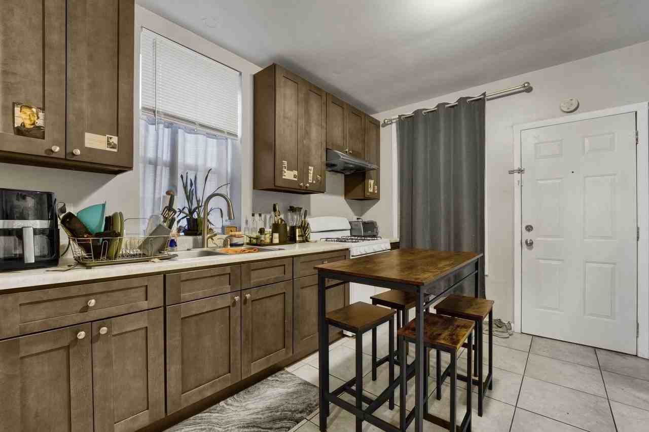 465 W 27th St #1R - Photo 2 of 15