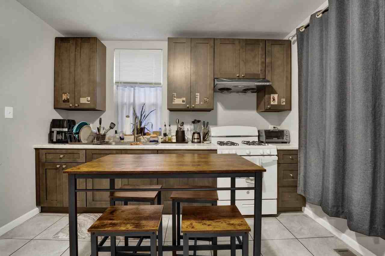 465 W 27th St #1R - Photo 3 of 15