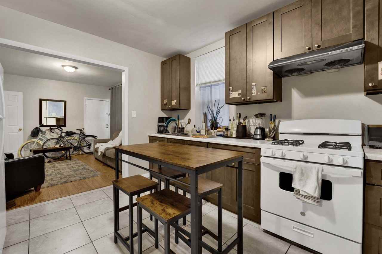 465 W 27th St #1R - Photo 4 of 15