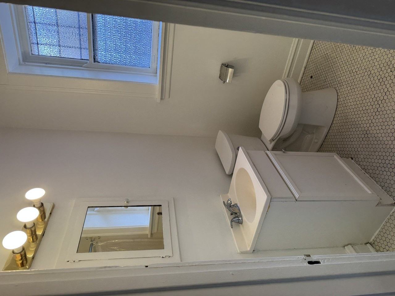 6225 N Kenmore Ave - Photo 6 of 8