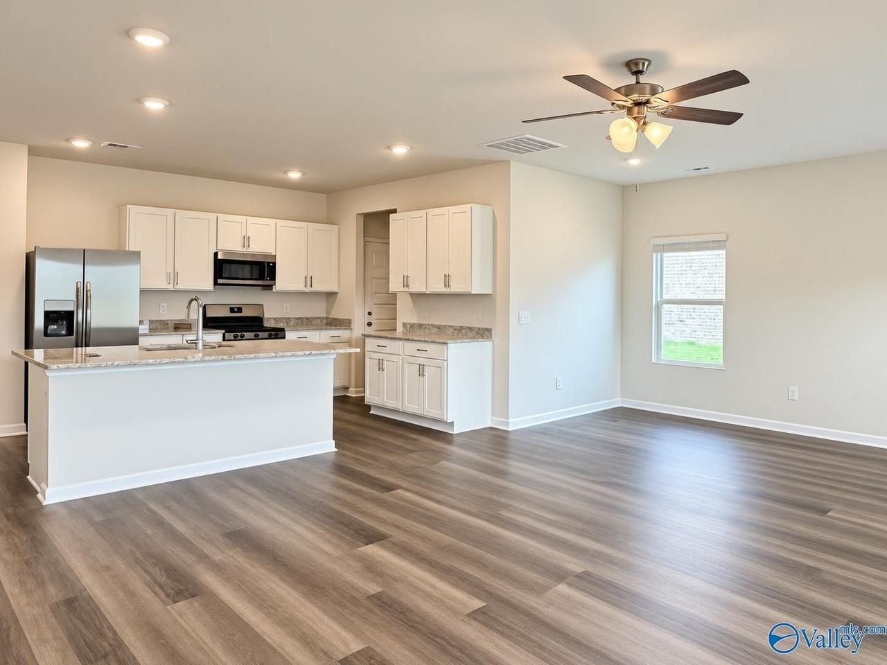105 Samuel Nash Dr - Photo 3 of 14