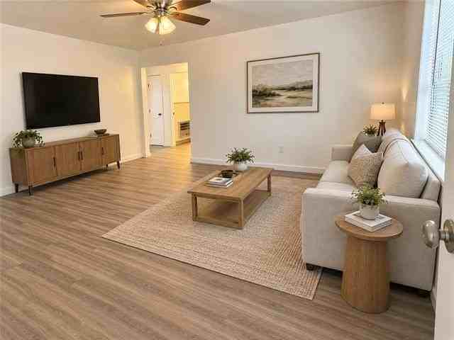 945 Helios Ave - Photo 2 of 12