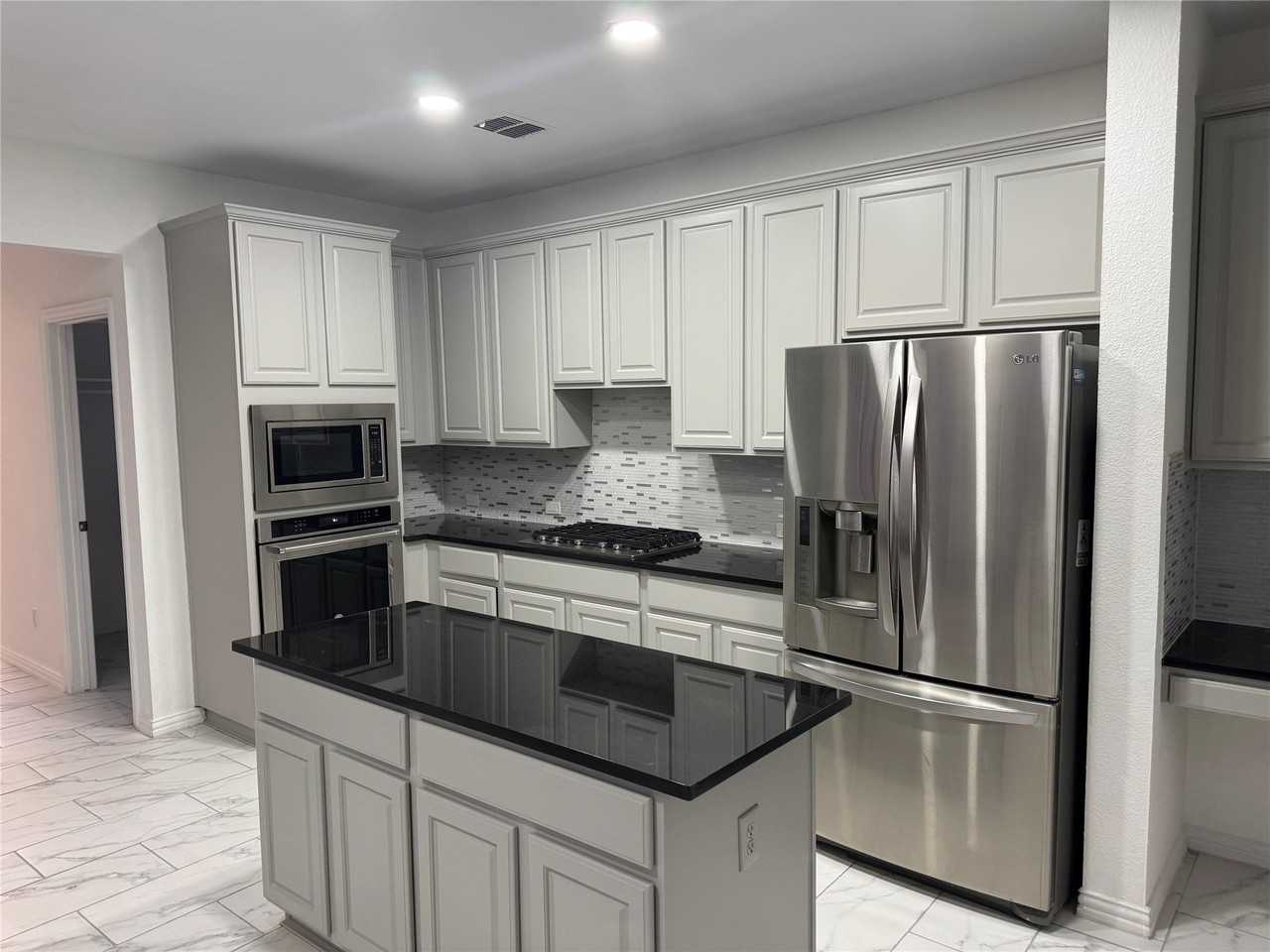 2105 Woodview Dr - Photo 4 of 30