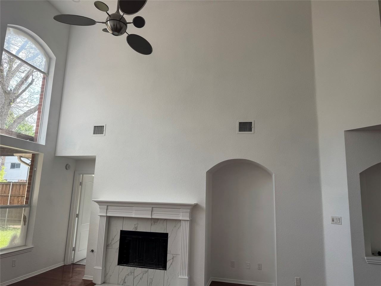 2105 Woodview Dr - Photo 6 of 30