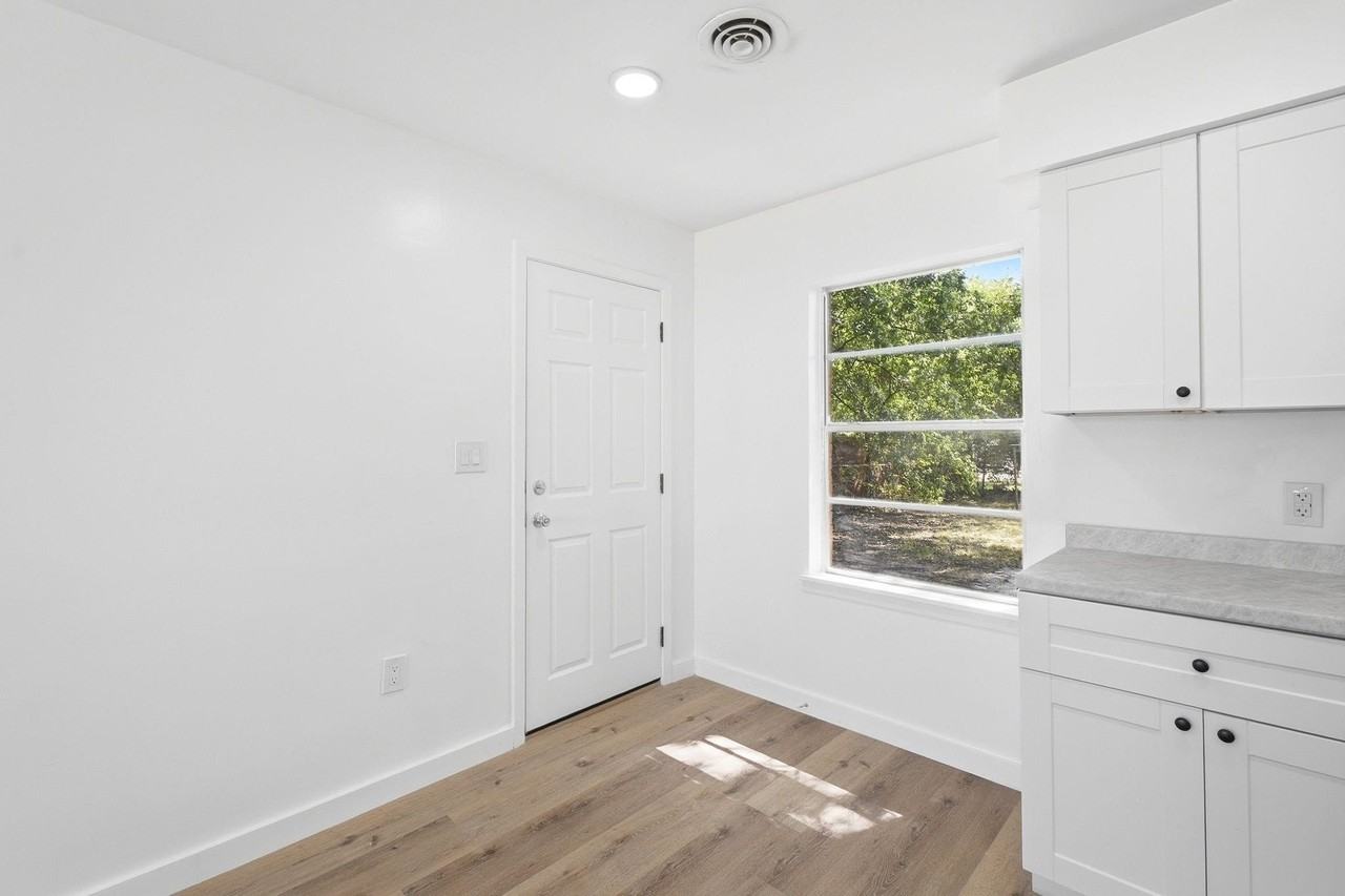 204 S Lillis Ln - Photo 6 of 20