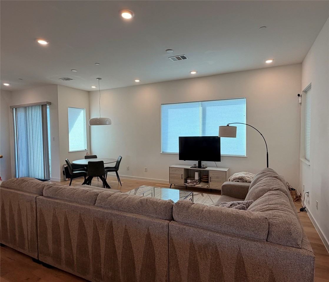 2118 N Carroll Ave #4 - Photo 4 of 13
