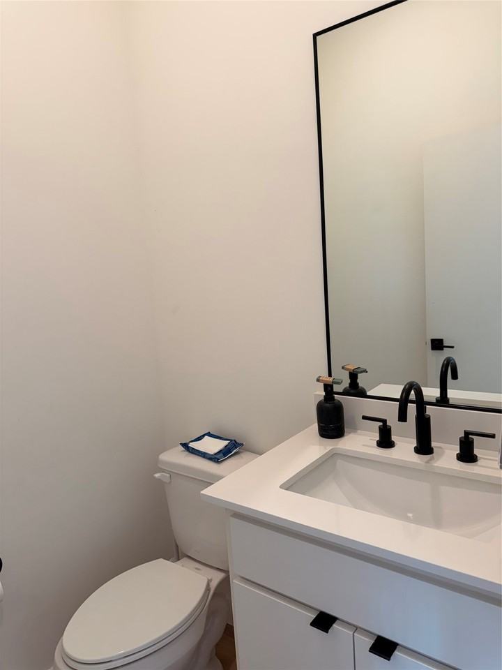 2118 N Carroll Ave #4 - Photo 6 of 13
