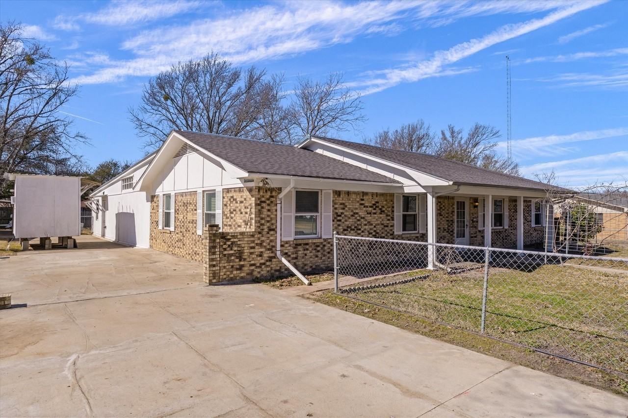 1729 Elliot Dr - Photo 3 of 39