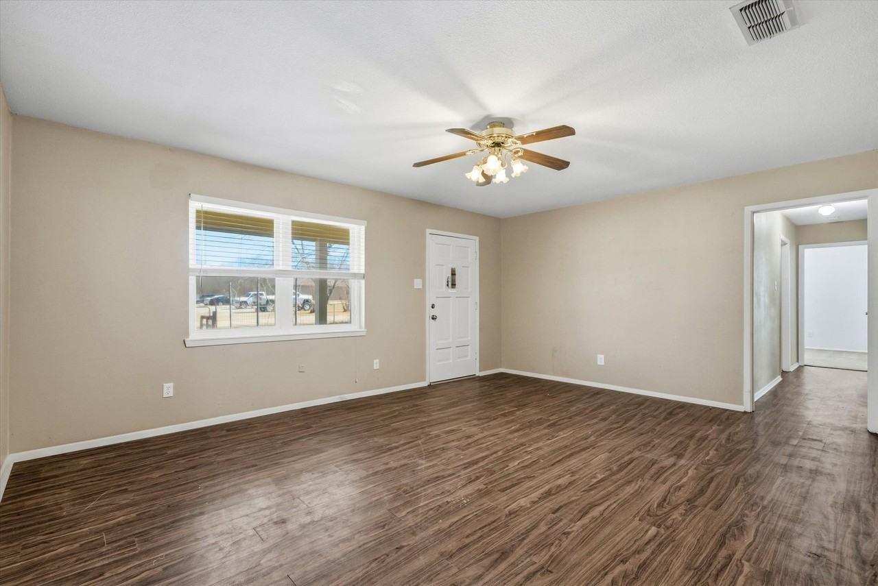 1729 Elliot Dr - Photo 6 of 39