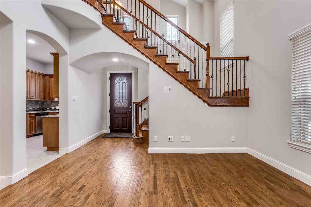 869 Rohan Dr - Photo 4 of 25