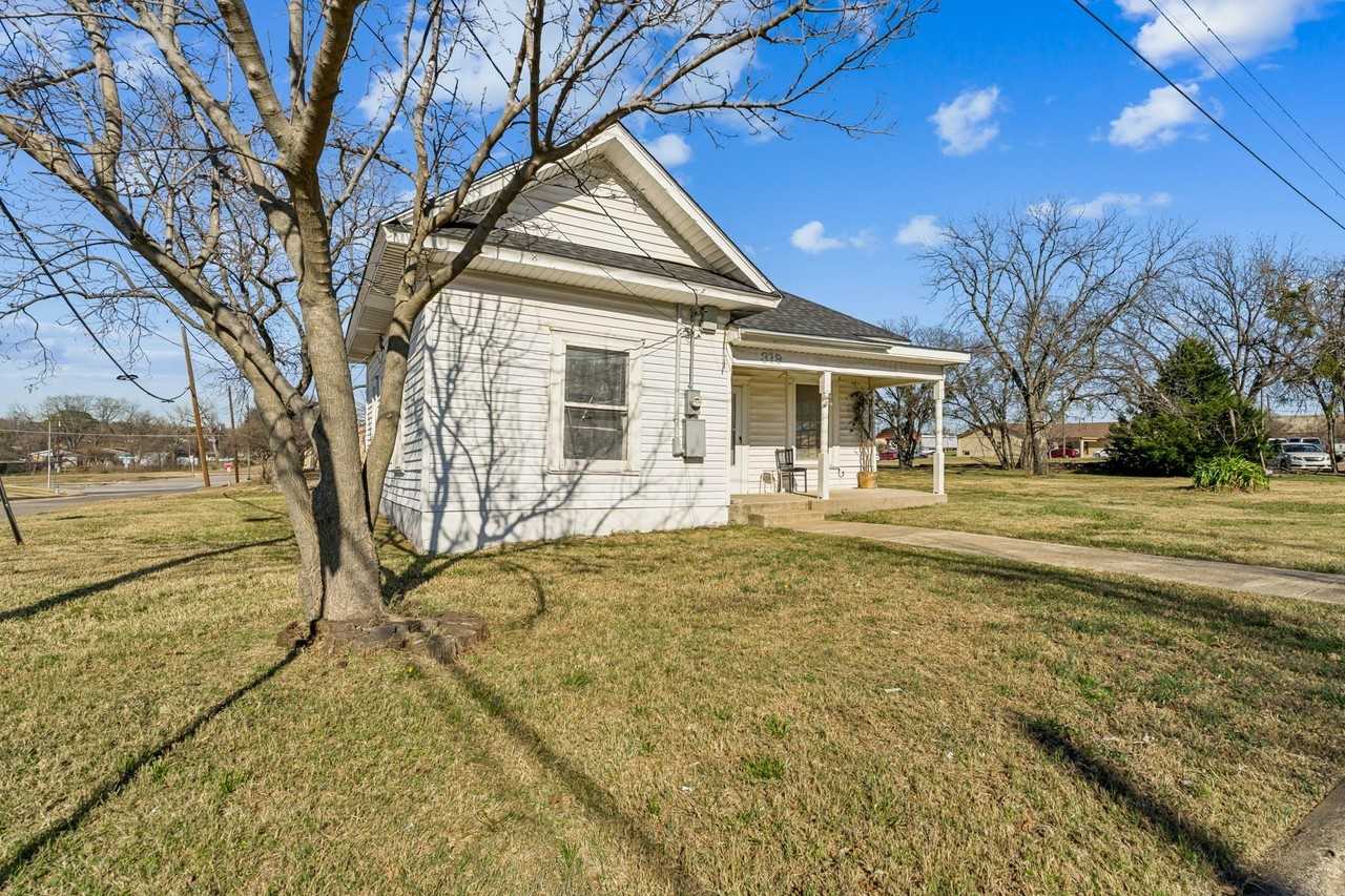 319 Mckinney St - Photo 3 of 31