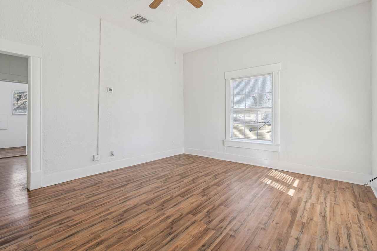 319 Mckinney St - Photo 6 of 31