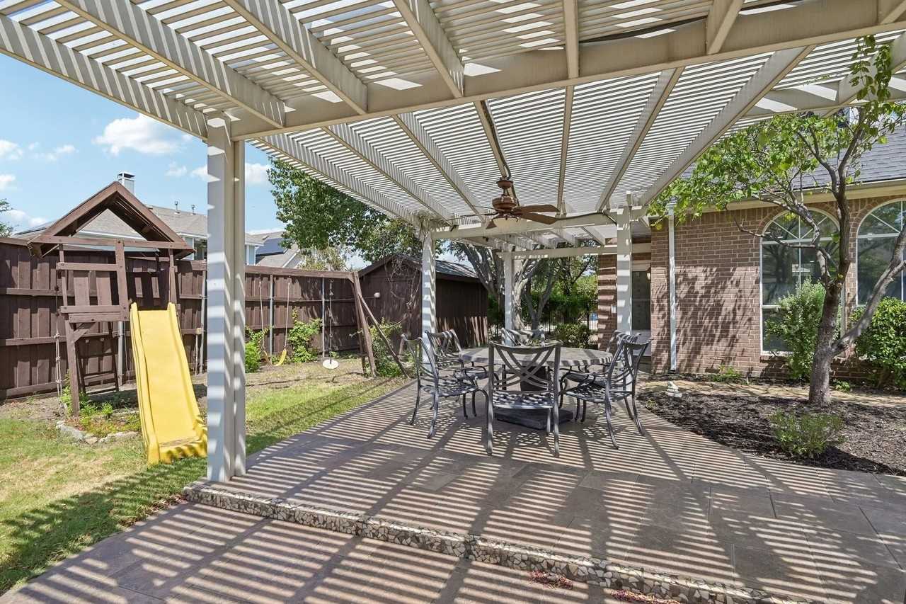 525 Blackfield Dr - Photo 4 of 39