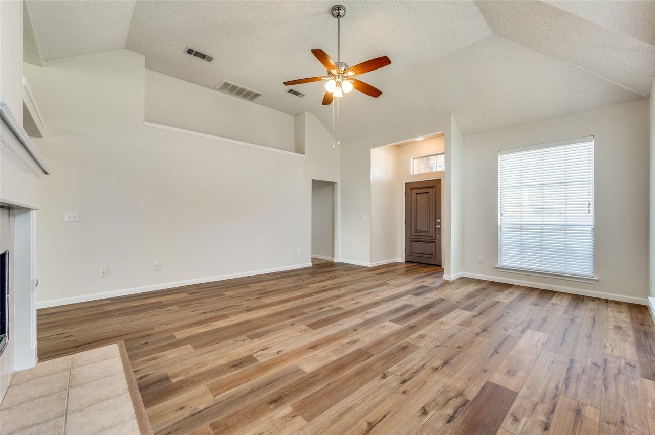 10121 Cambridge Dr - Photo 3 of 24