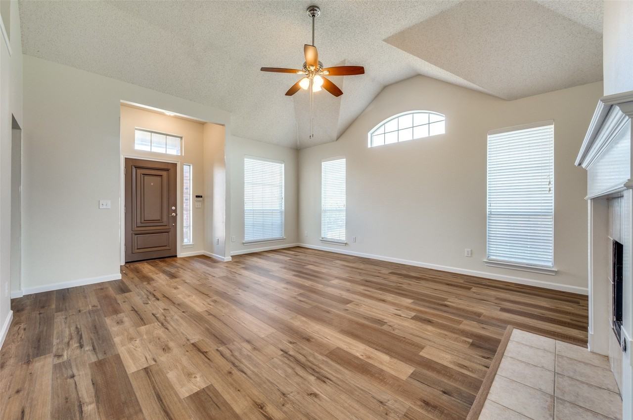10121 Cambridge Dr - Photo 4 of 24