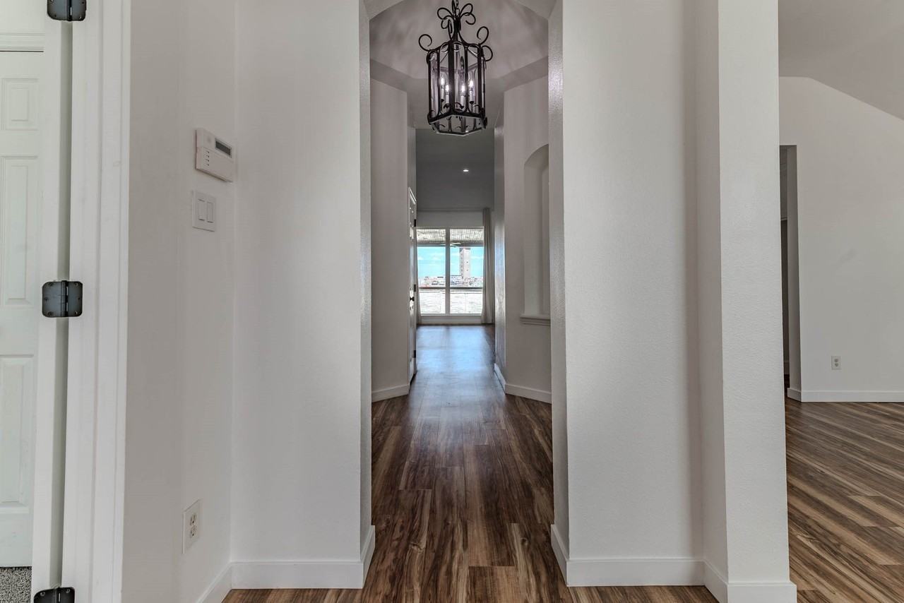 609 Bristlecone Dr - Photo 4 of 31