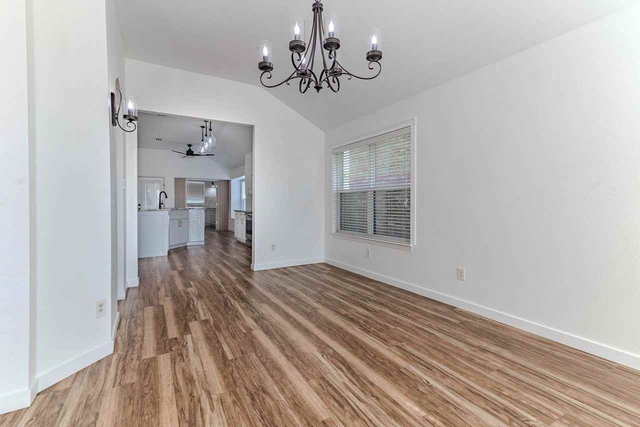 609 Bristlecone Dr - Photo 5 of 31