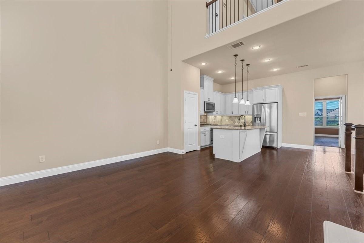 290 Almanor St - Photo 4 of 39