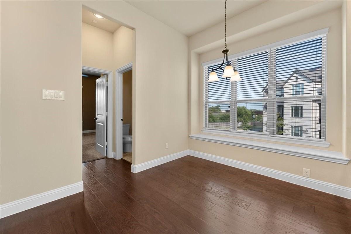 290 Almanor St - Photo 5 of 39