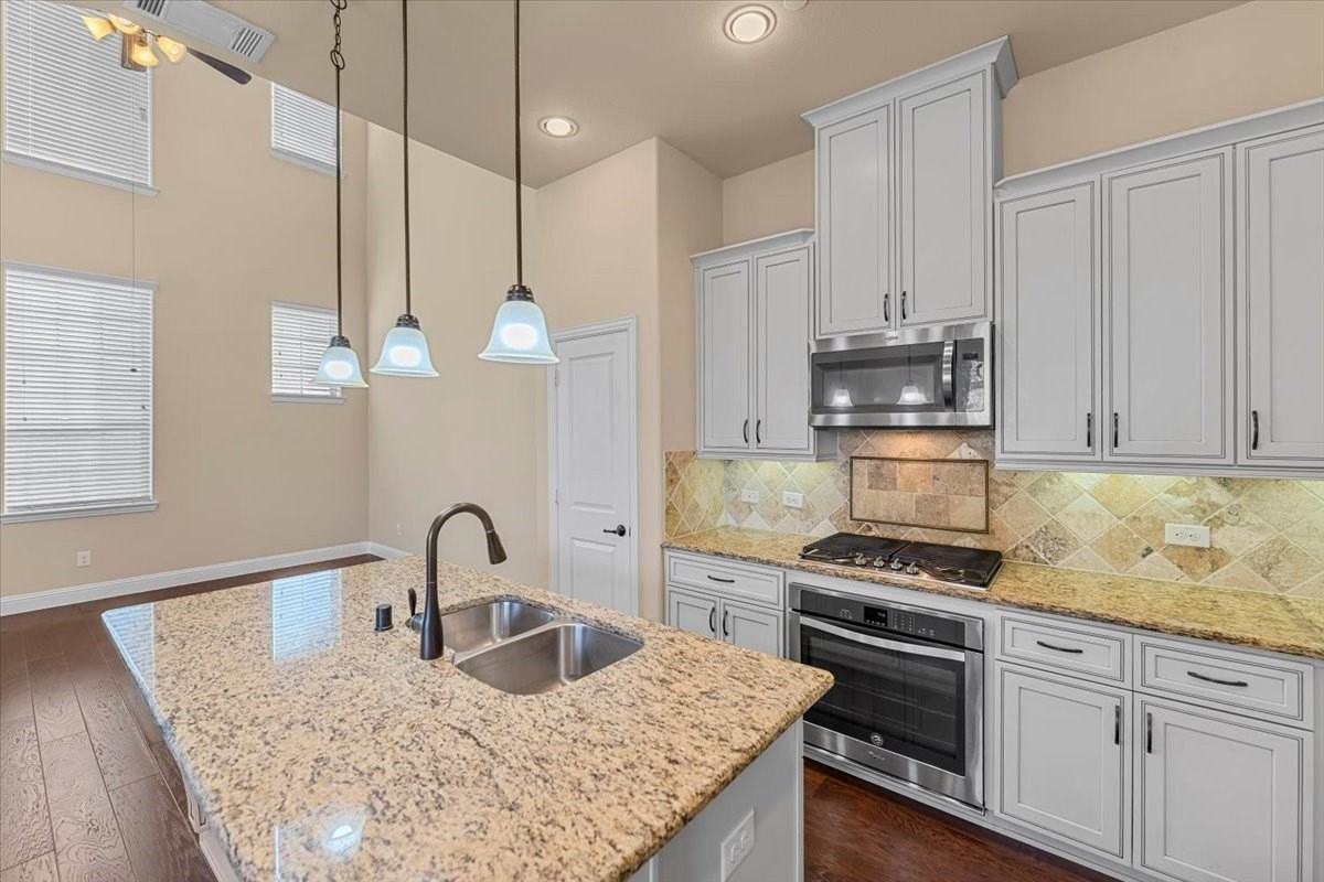 290 Almanor St - Photo 7 of 39