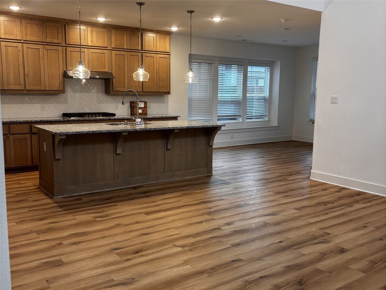 2828 Walden Rd - Photo 5 of 30