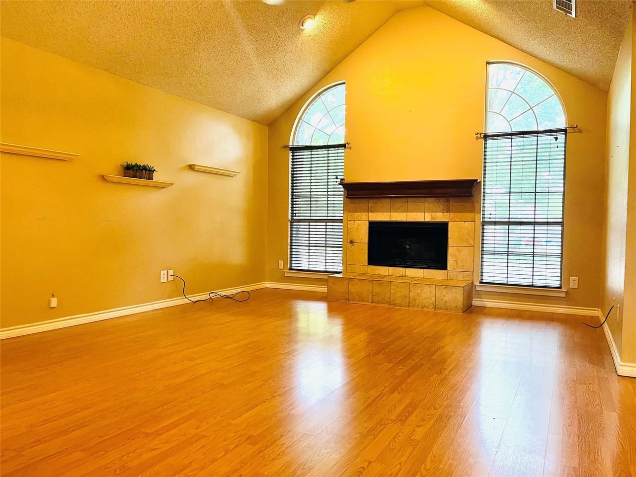 804 Boxwood Dr - Photo 3 of 14