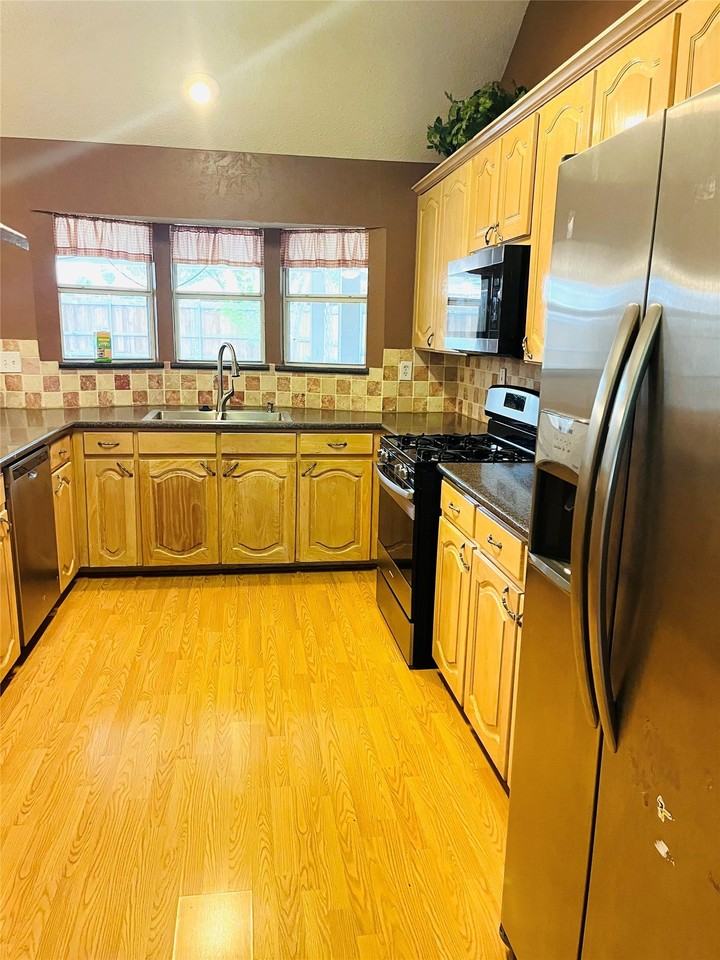 804 Boxwood Dr - Photo 5 of 14