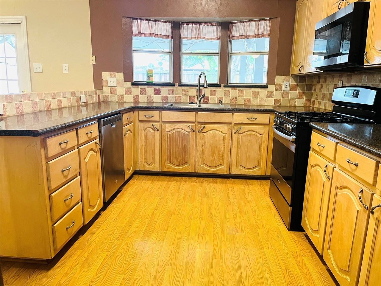 804 Boxwood Dr - Photo 6 of 14
