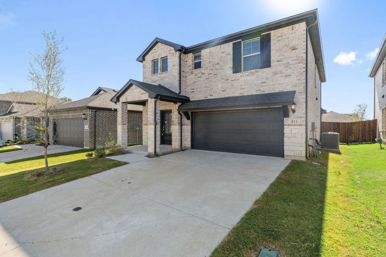 811 Rosemary Hill Dr - Photo 2 of 34