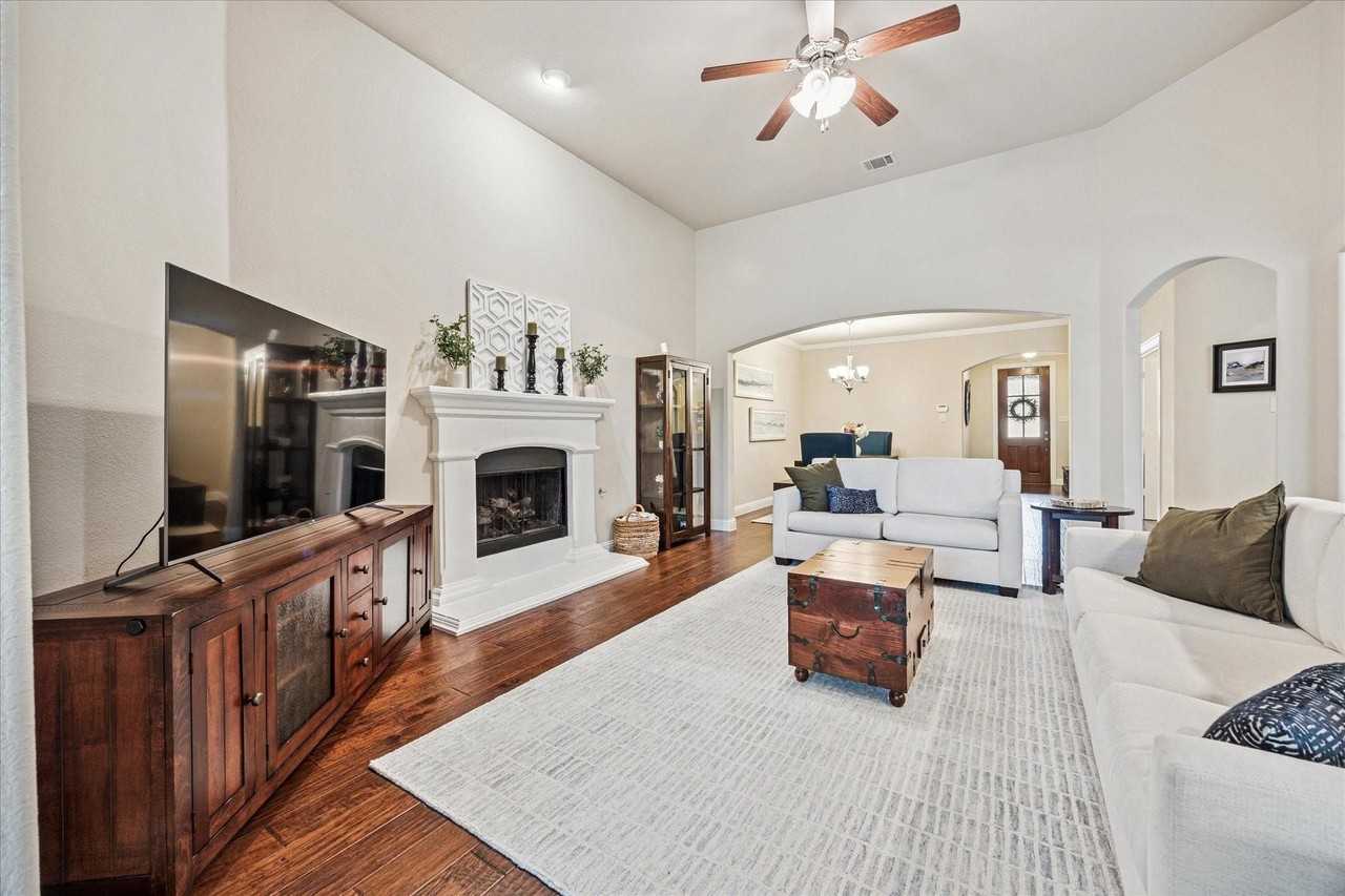 10225 Blackberry St - Photo 5 of 30
