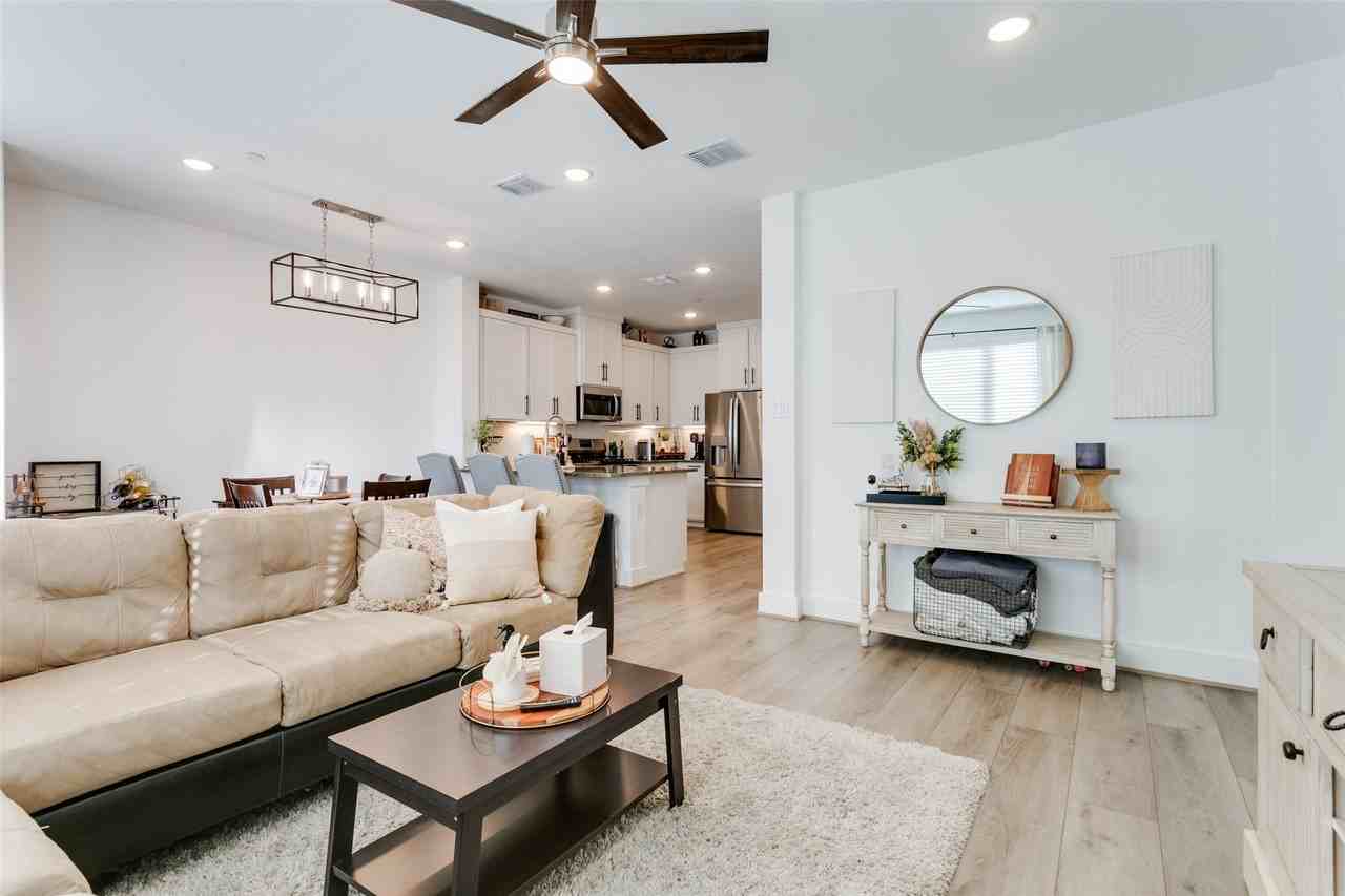 7605 Reis Ln - Photo 4 of 24