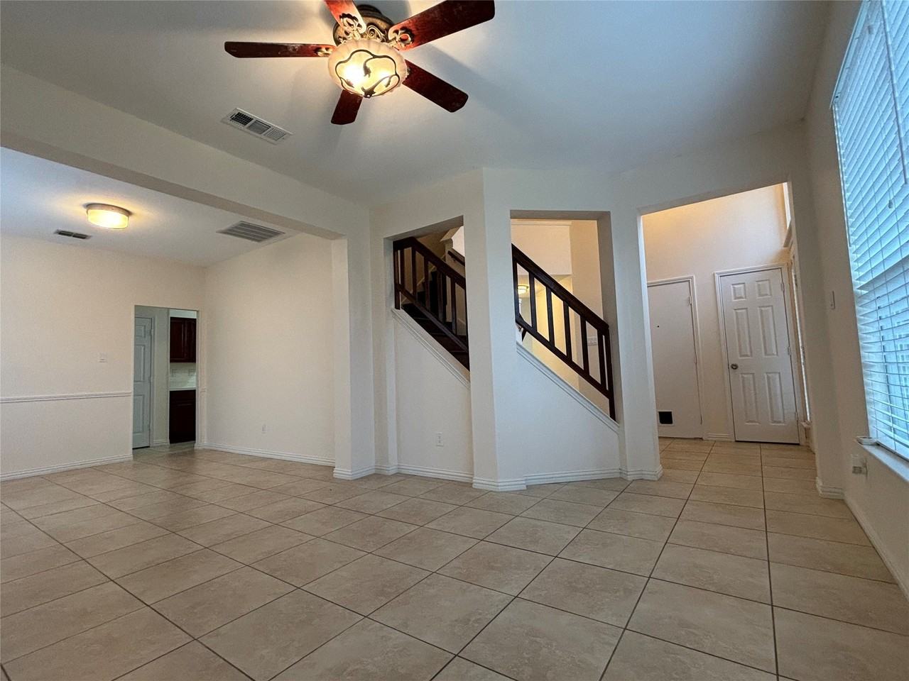 2713 Clovermeadow Dr - Photo 3 of 28