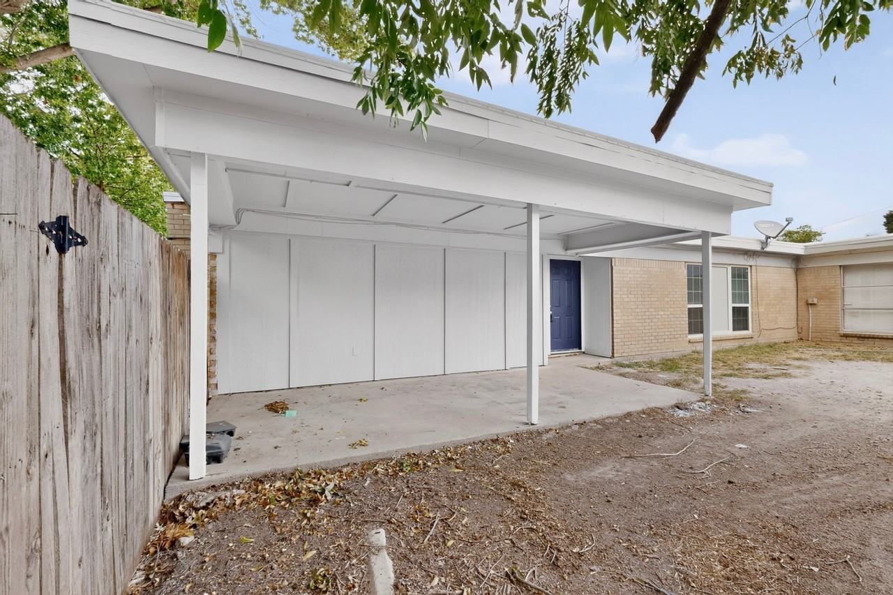 6814 Trail Lake Dr #B - Photo 4 of 10
