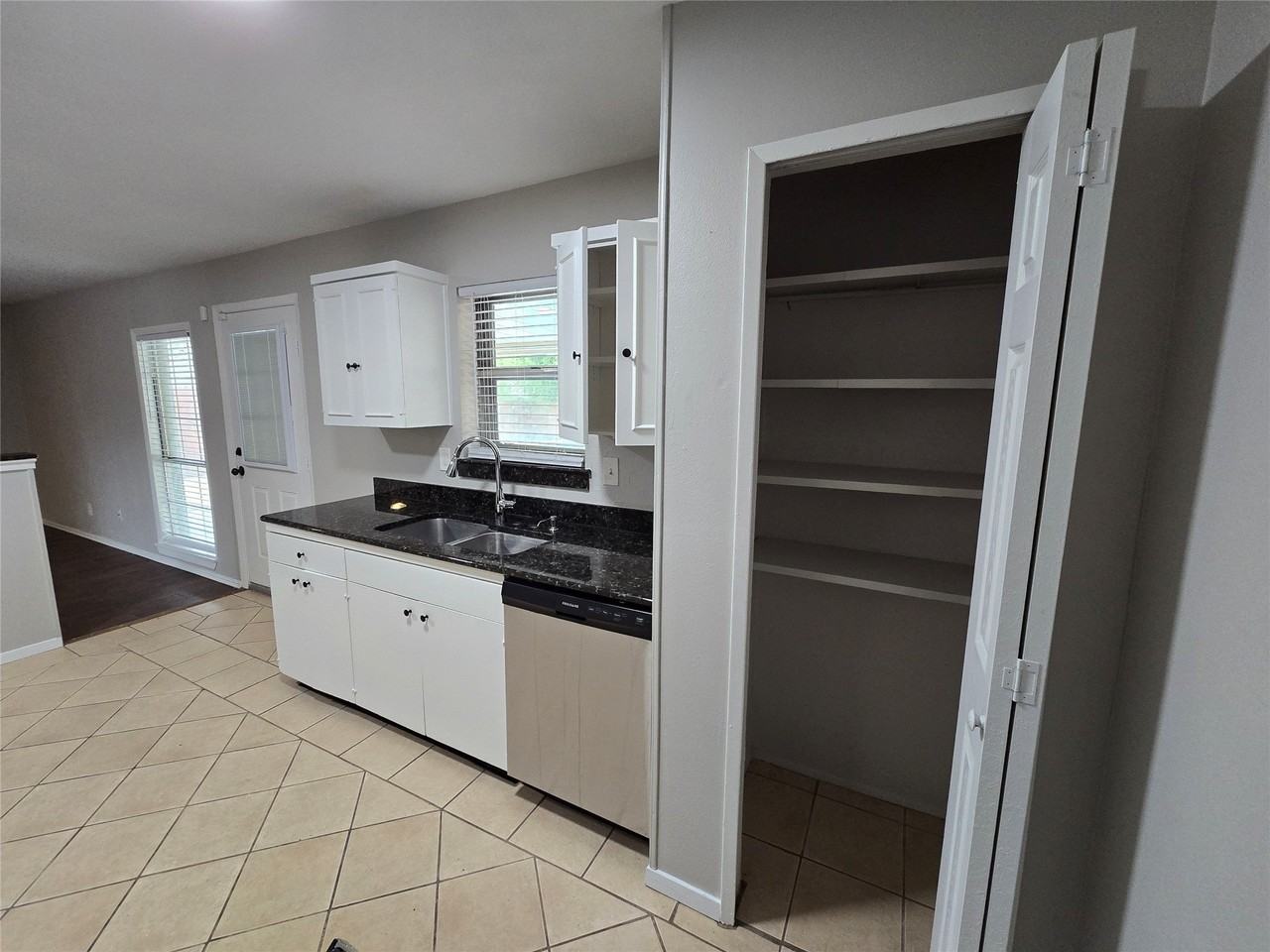 110 Yorkshire Dr - Photo 6 of 24