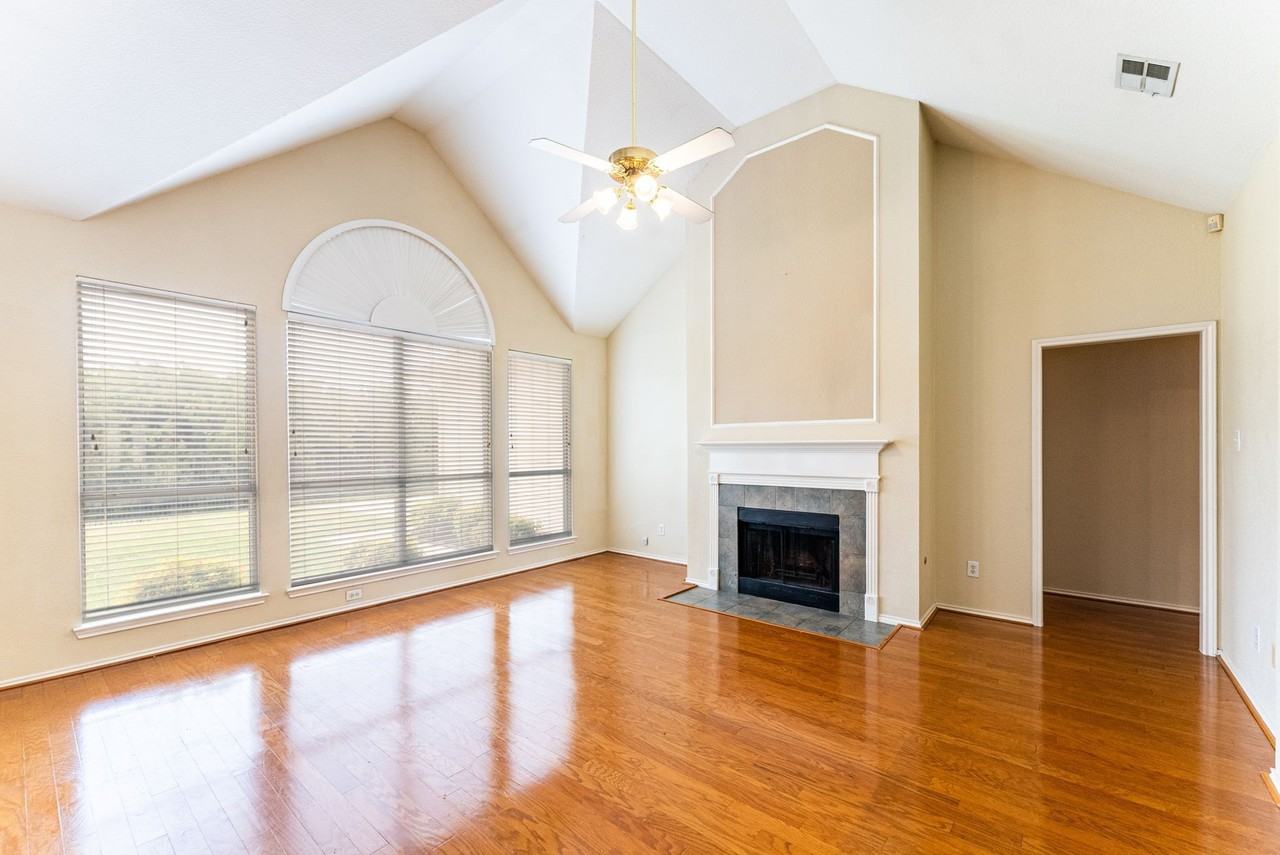 922 Creekbend Dr - Photo 3 of 33