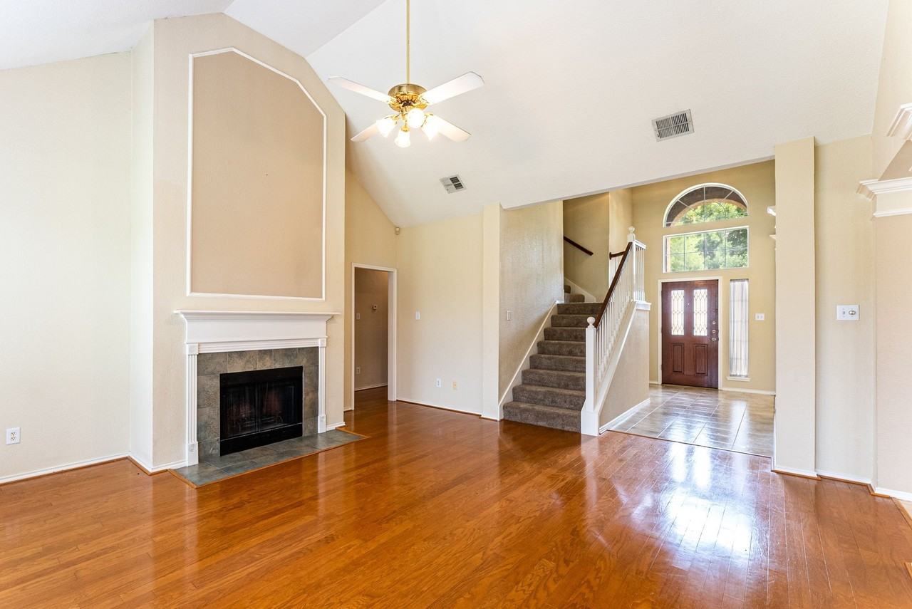 922 Creekbend Dr - Photo 4 of 33