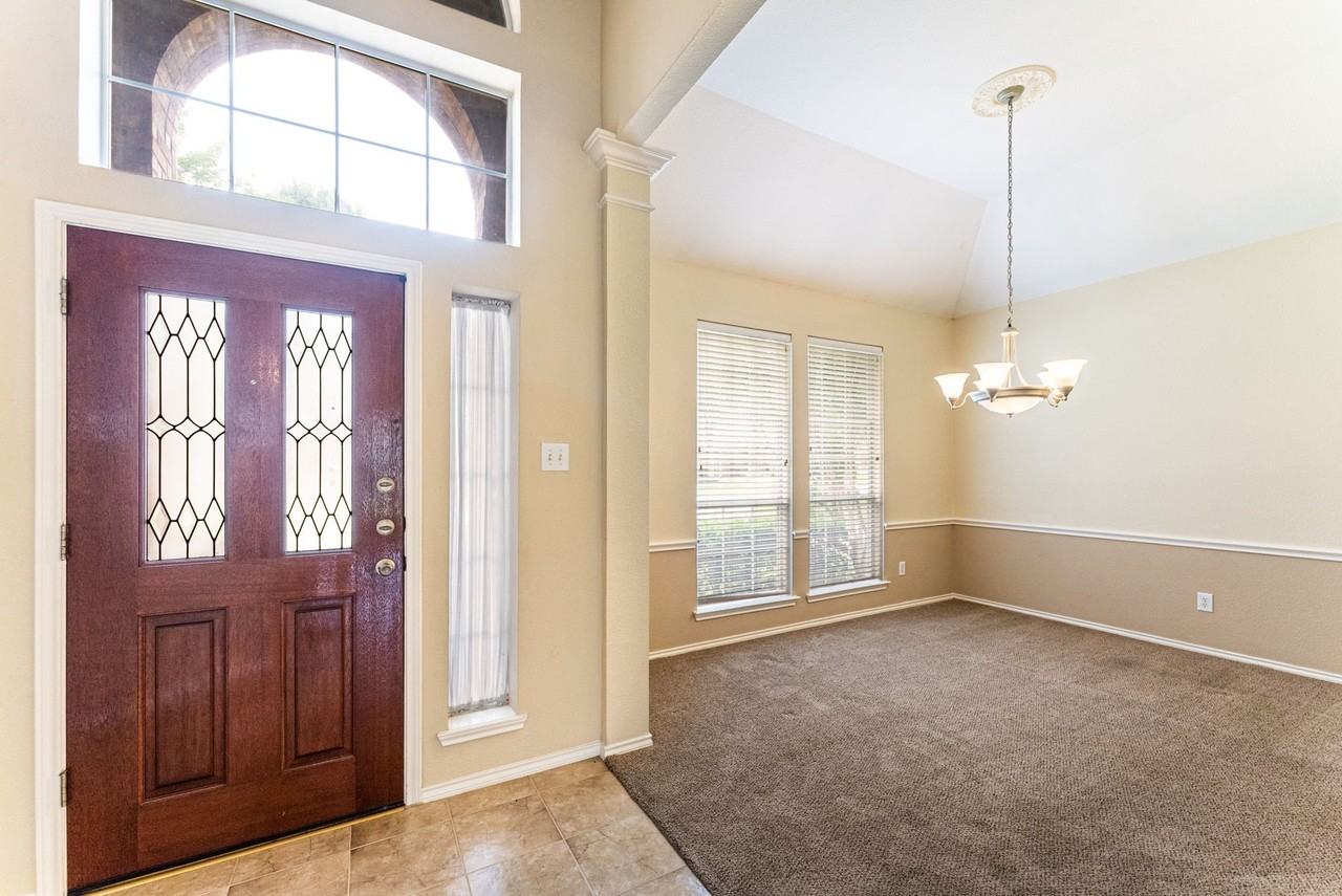 922 Creekbend Dr - Photo 6 of 33