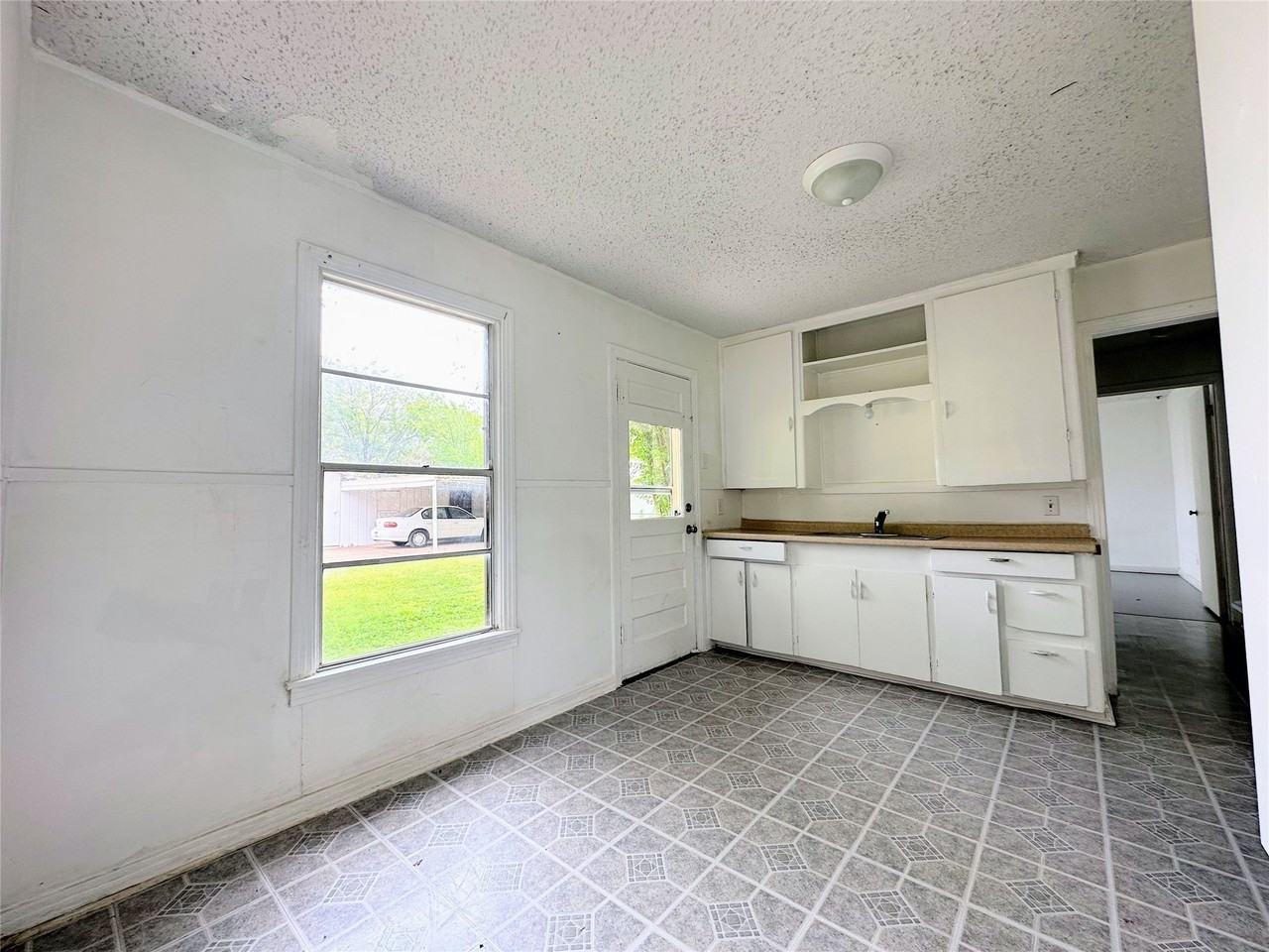 559 E North 21st St - Photo 5 of 11