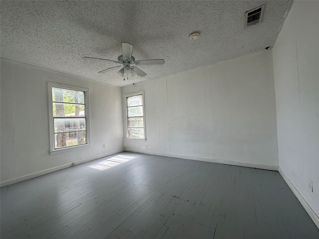 559 E North 21st St - Photo 7 of 11