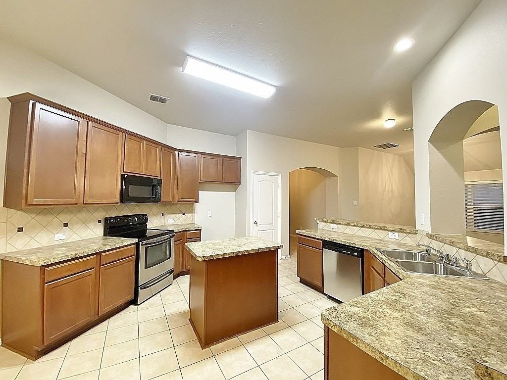 2400 Miranda Pl - Photo 5 of 26