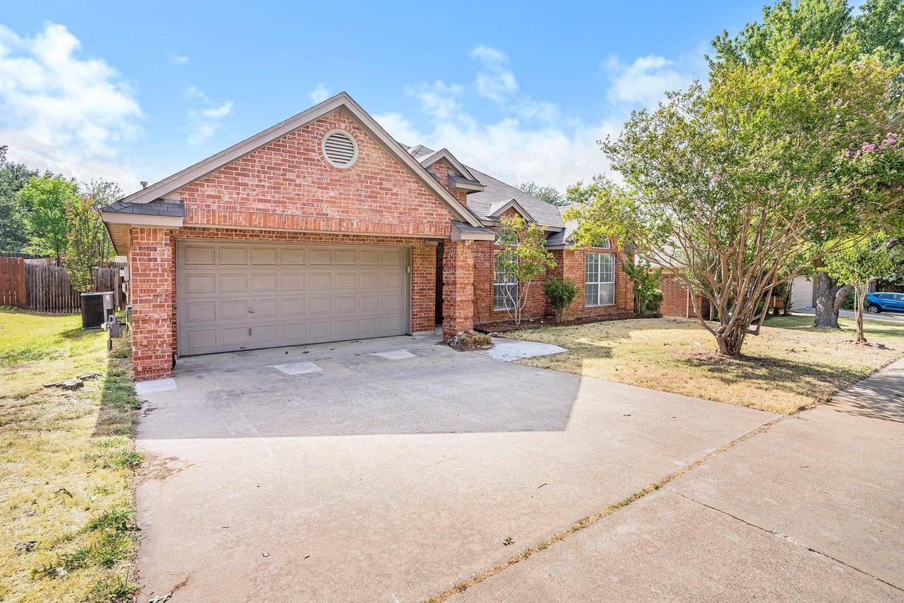 4712 Shorewood Dr - Photo 2 of 24