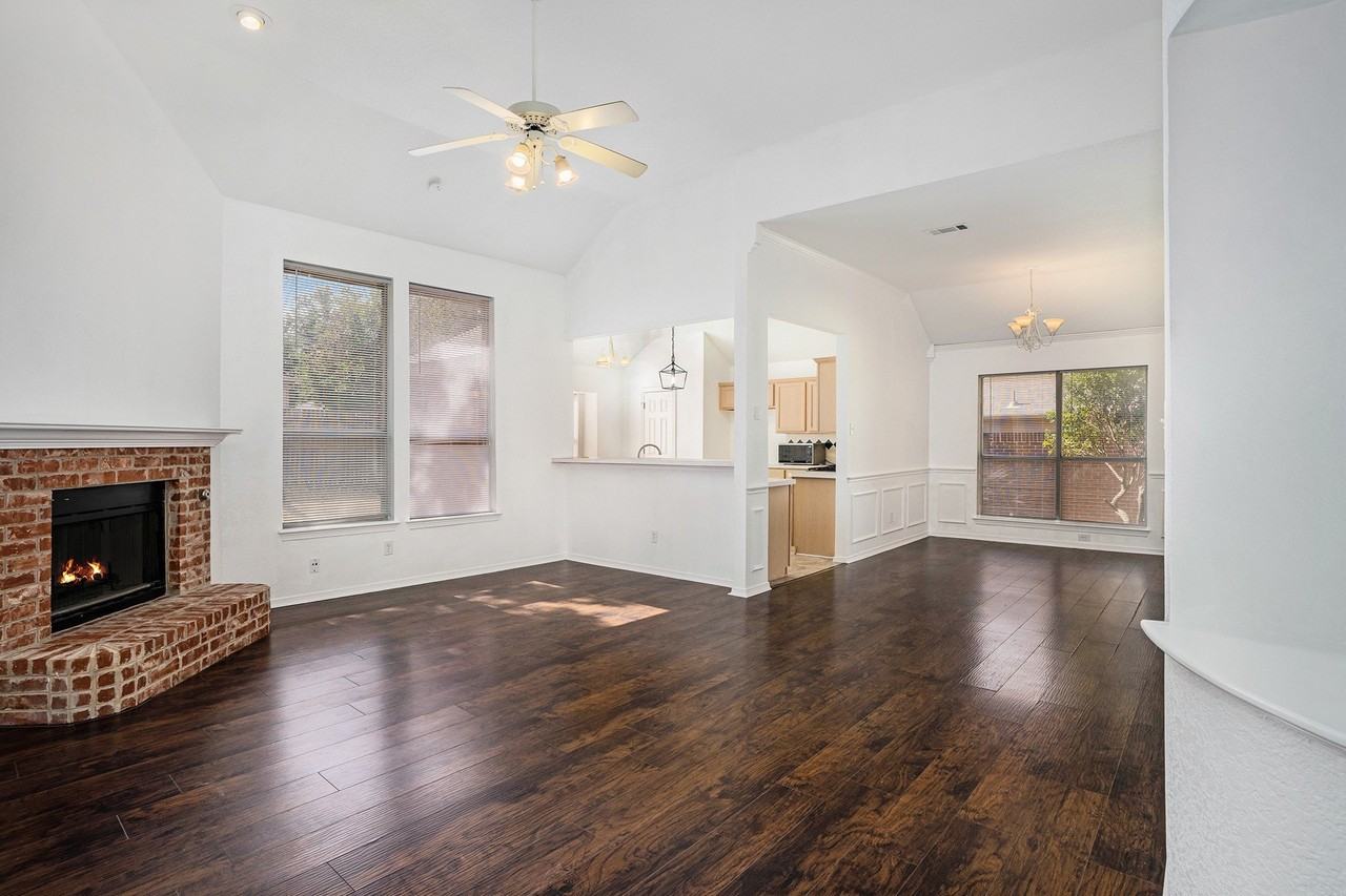 4712 Shorewood Dr - Photo 4 of 24