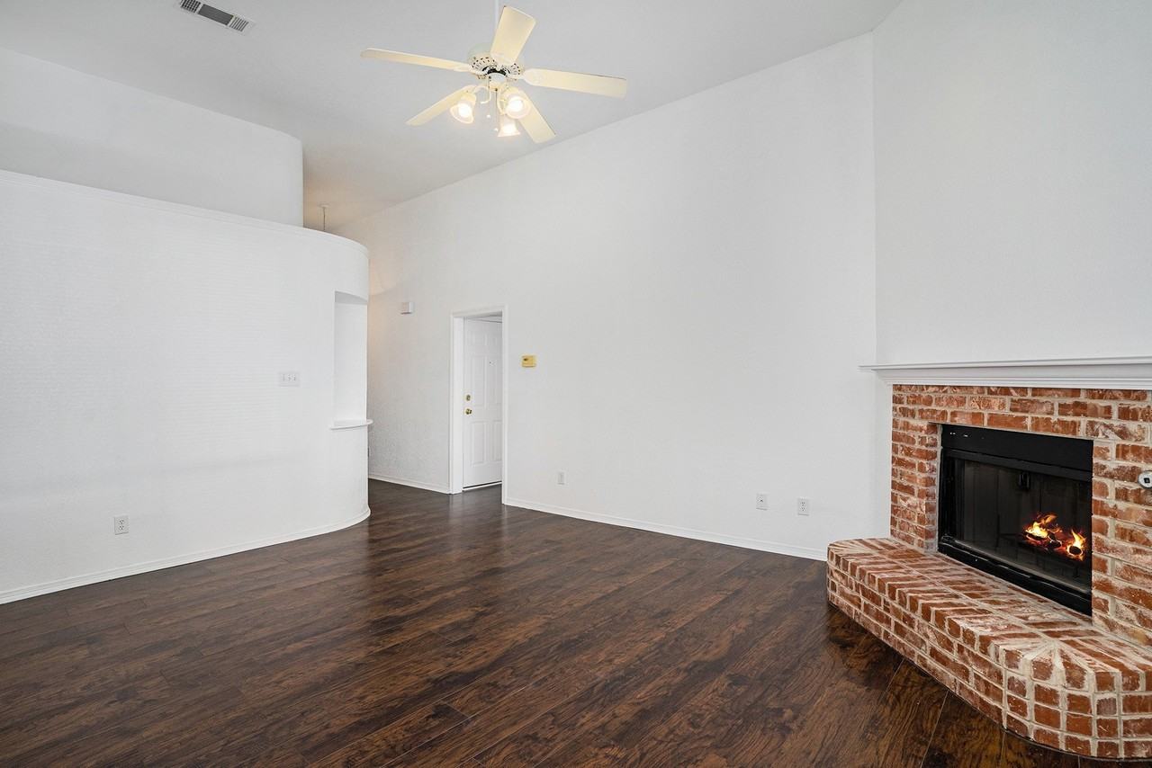 4712 Shorewood Dr - Photo 5 of 24