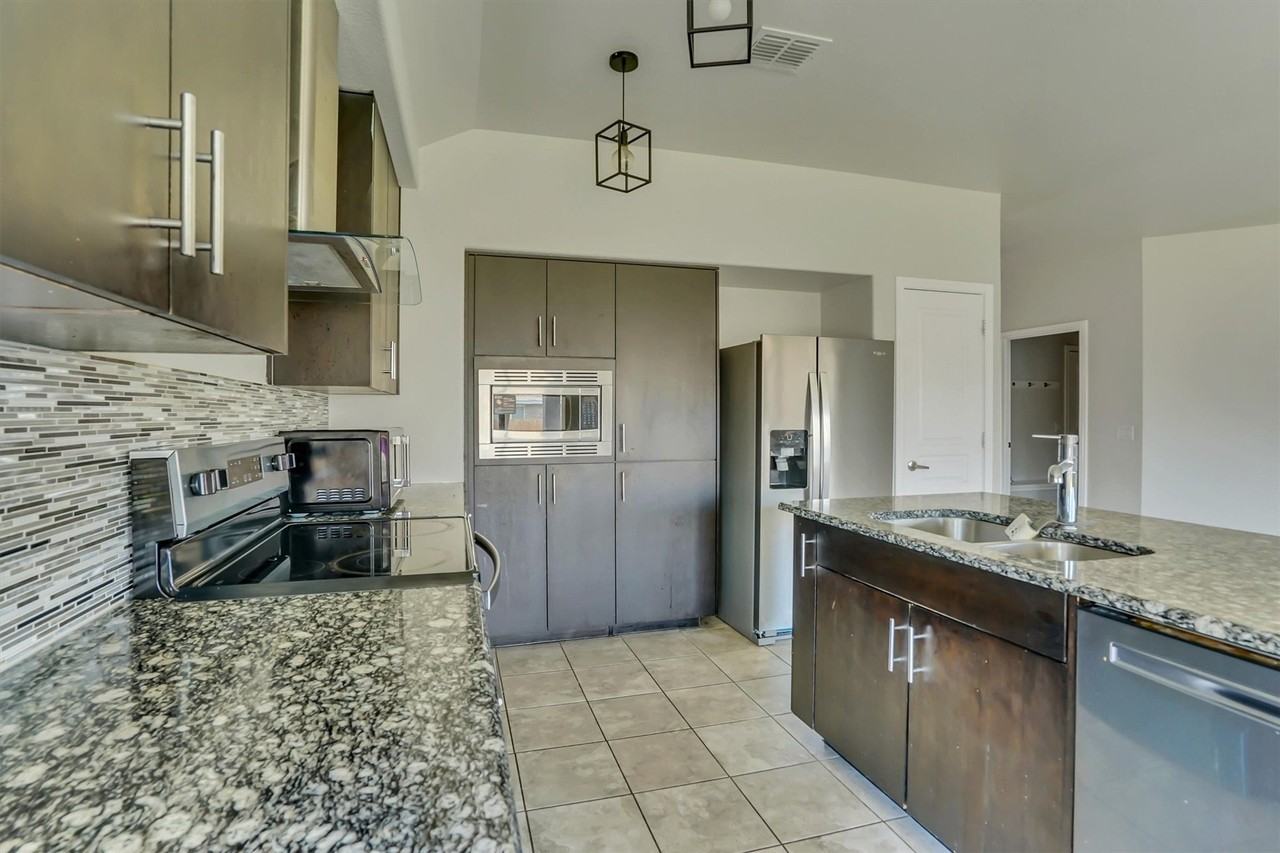 816 Oriel Cir - Photo 3 of 13