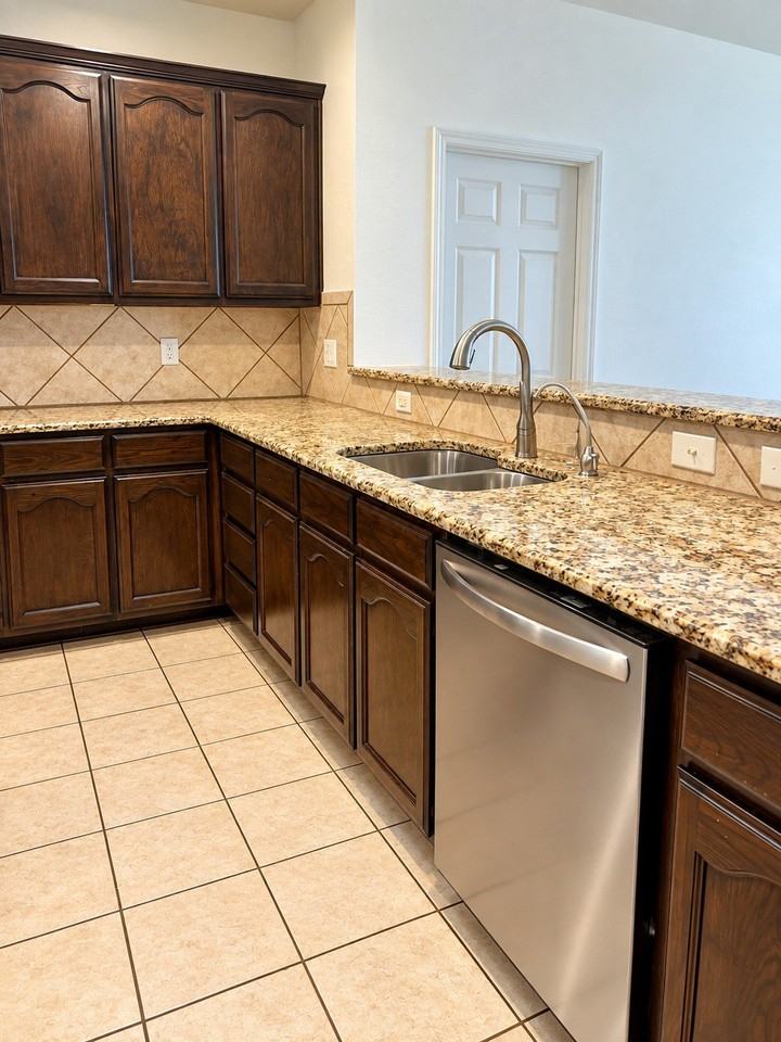 6344 Ferncreek Ln - Photo 7 of 23