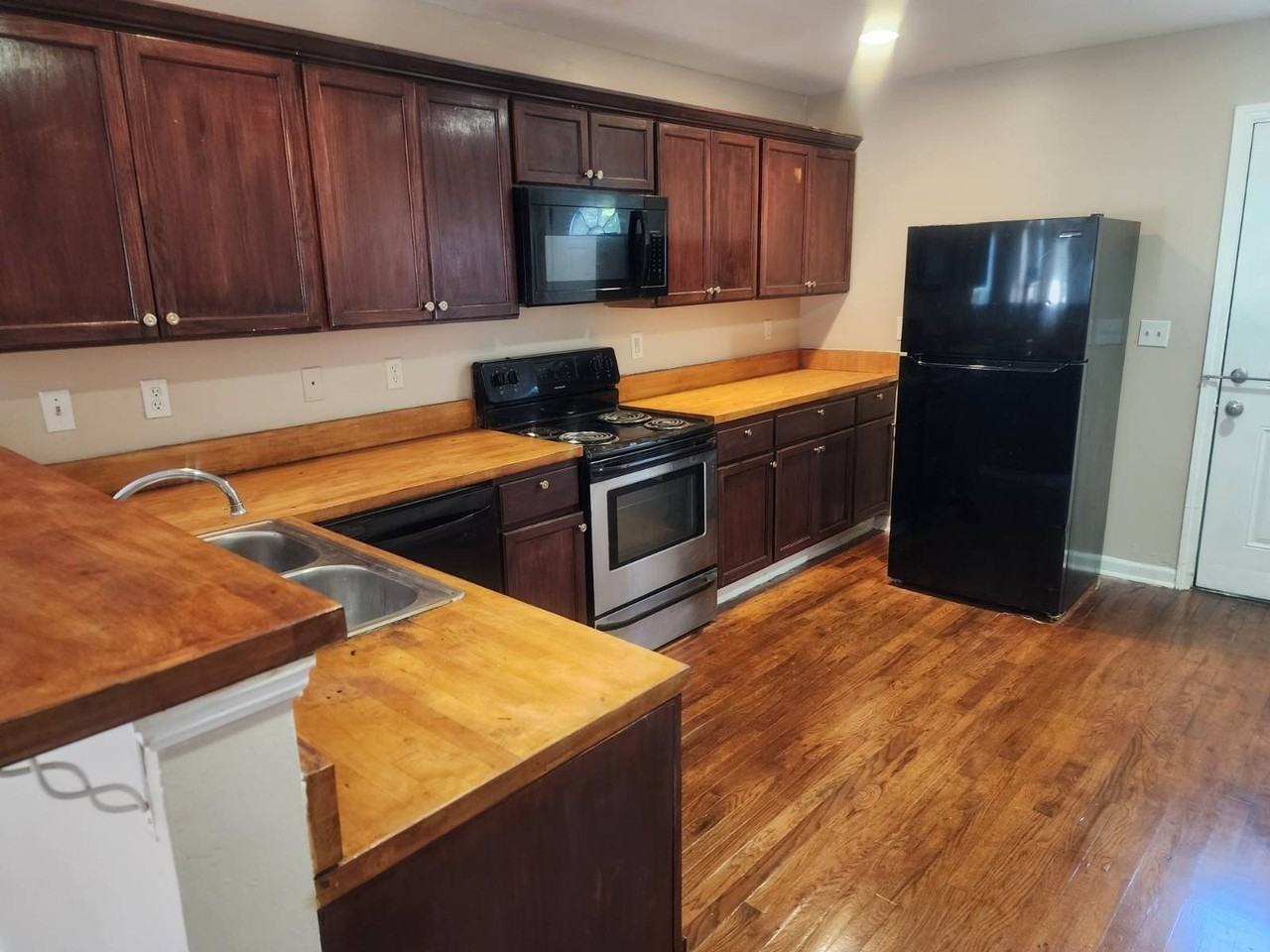 1006 Martin St Se - Photo 3 of 30