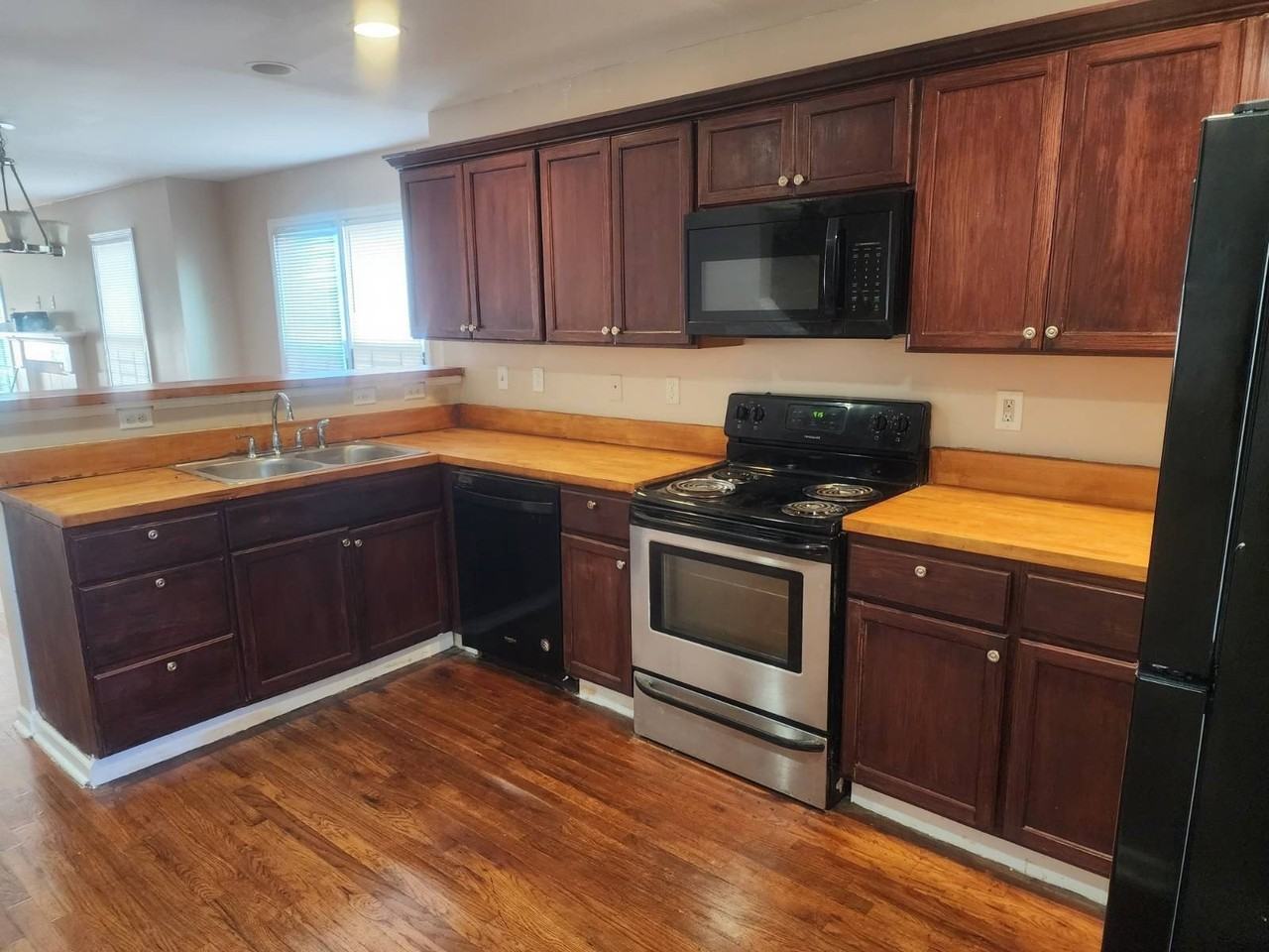 1006 Martin St Se - Photo 4 of 30